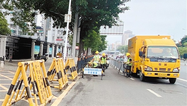 市城管、排水部门多措并举筑牢考点汛期安全防线