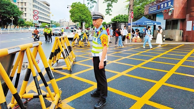 我市公安全警在岗筑牢平安高考防线