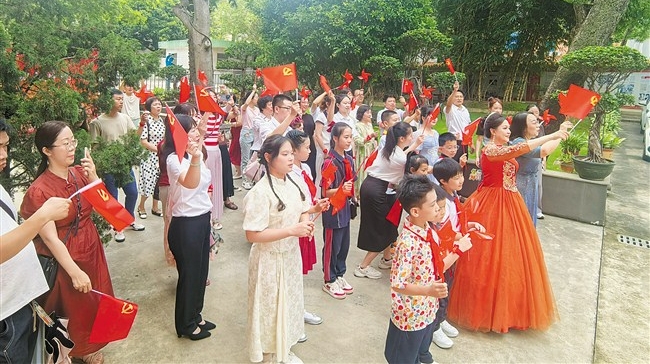 我市举办红色遗址唱红歌快闪活动