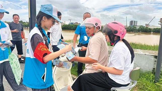 龙湖区举办新津河防溺水安全宣传暨巡河活动