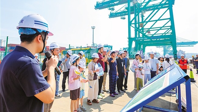 市民代表探营见证港口建设新局
