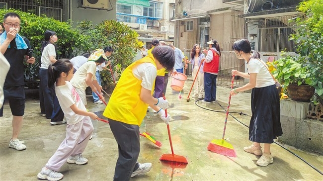 汕头“红领巾”携手家长扮靓家园