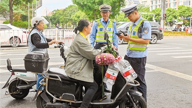 汕头公安交管部门出动“空中交警”整治交通秩序