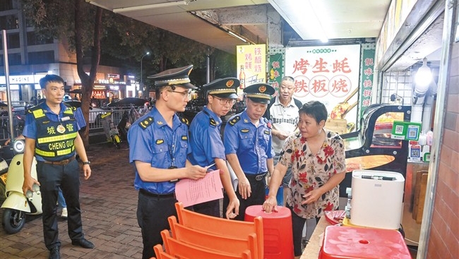 市城管局组织开展重点路段市容秩序综合整治行动