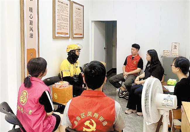 澄海区外卖骑手见义勇为扑救车辆火情