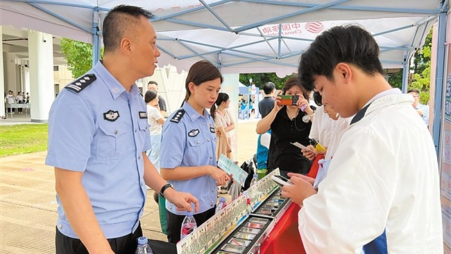 龙湖警方开展禁毒反诈“安全第一课”