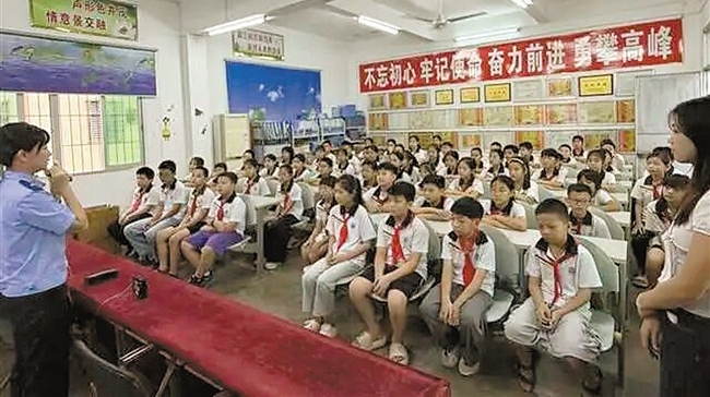 我市公安交管部门将交通安全知识送进校园