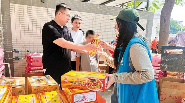 龙湖区新海街道开展中秋关爱活动