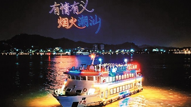 “海上夜游+无人机灯光秀”亮相汕头