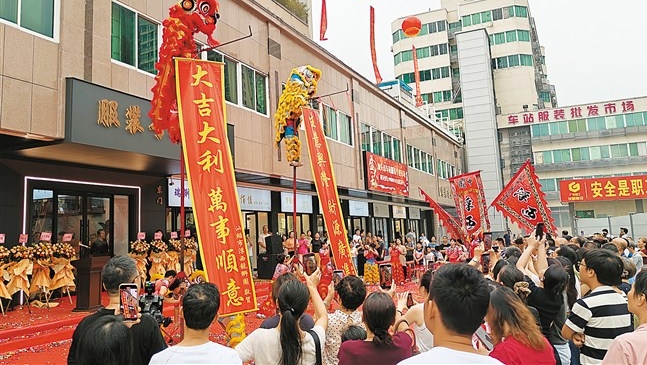 汕头汽车总站候车大厅“变身”服装专业市场昨投用