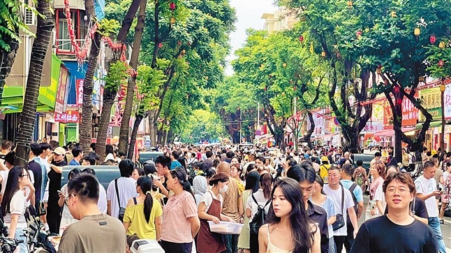 国庆假期汕头餐饮消费红火，市民游客饭后主动索票渐成新风尚