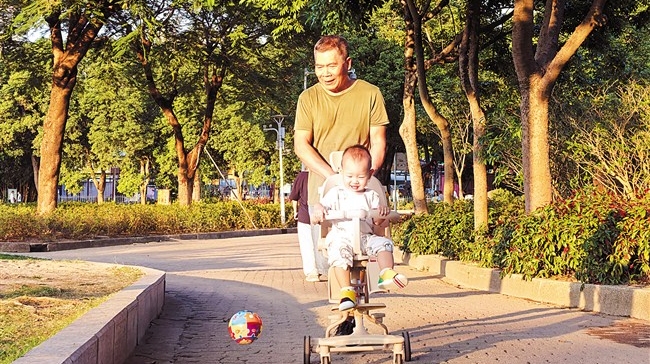 重阳佳节温馨一景：爷孙游园 其乐融融