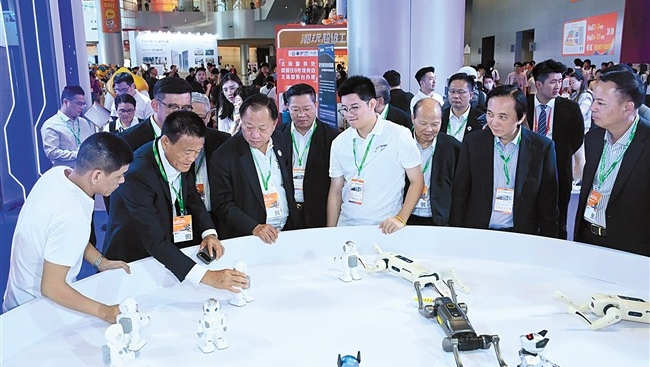 海内外潮籍侨领代表团参观汕头玩博会